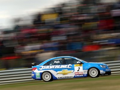#2 Jason Plato (GBR). Silverline Chevrolet. 2010 Thruxton  (&copy; Chevrolet Media)